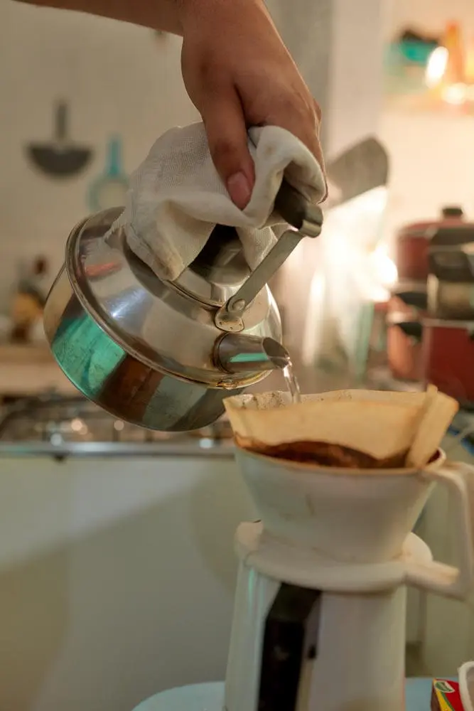 Passando café na cozinha